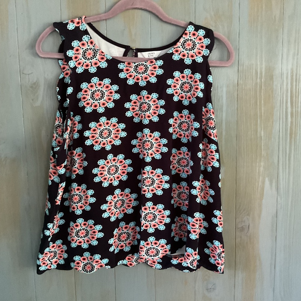 CROWN AND IVY SLEEVELESS TOP BLOUSE SCALLOPED SLEEVES AND HEM SZ LARGE NWOT